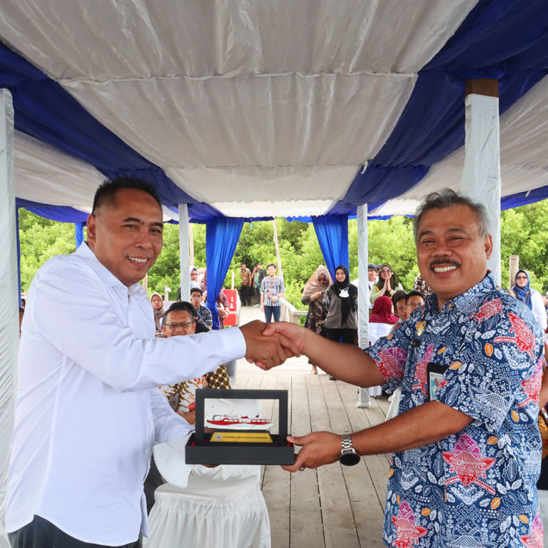 Taruna PIP Makassar berhasil menyabet Juara Umum pada acara ETIS ( English competition Space) Volume